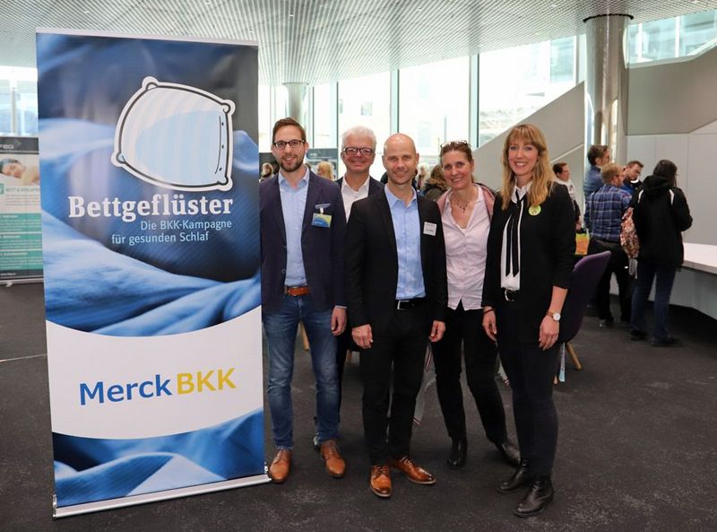 Auftakt zur Kampagne „Bettgeflüster“ der Merck BKK und dem Betrieblichem Gesundheitsmanagement mit: (von links) Simon Porzelt, Stefan Sellinger, Tom Müller, Katja Gilbert und Vanessa-Susanne Weikert.